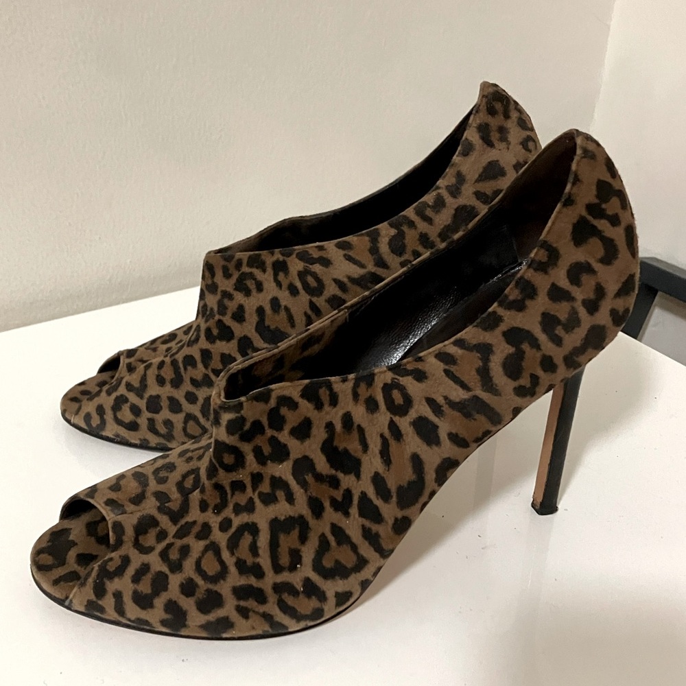 Manolo Blahnik leopard pumps 37.5 6.5 7